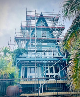 Elevate Your Construction Project with Sidewall Scaffolding and Tailored Solutions for A-frame houses | Sidewall Scaffolding